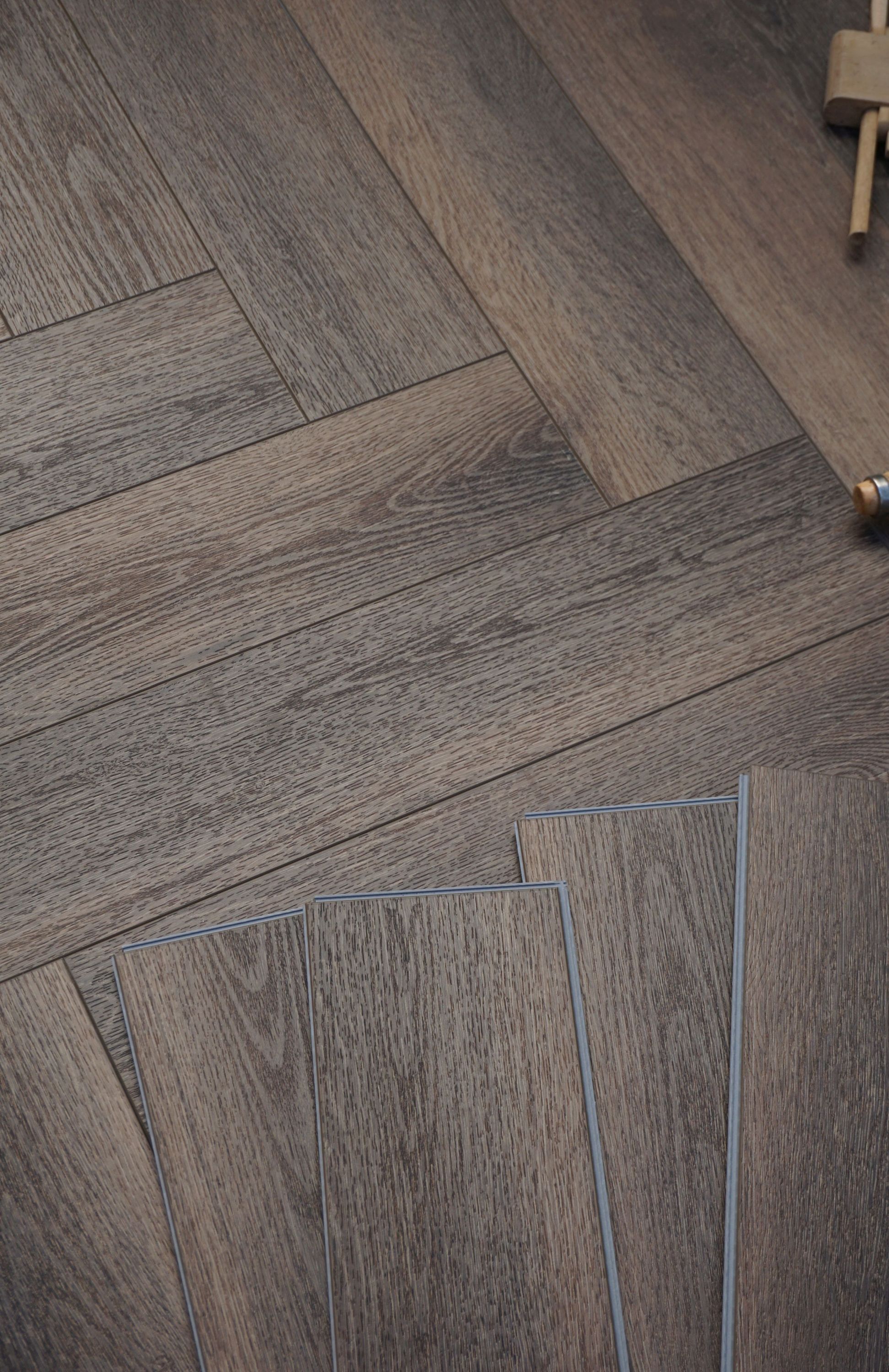 Spc herringbone vinyl tiles chestnut Oak